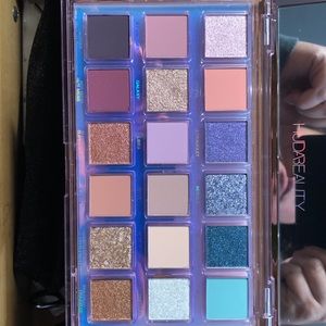 Huda Beauty eyeshadow palette